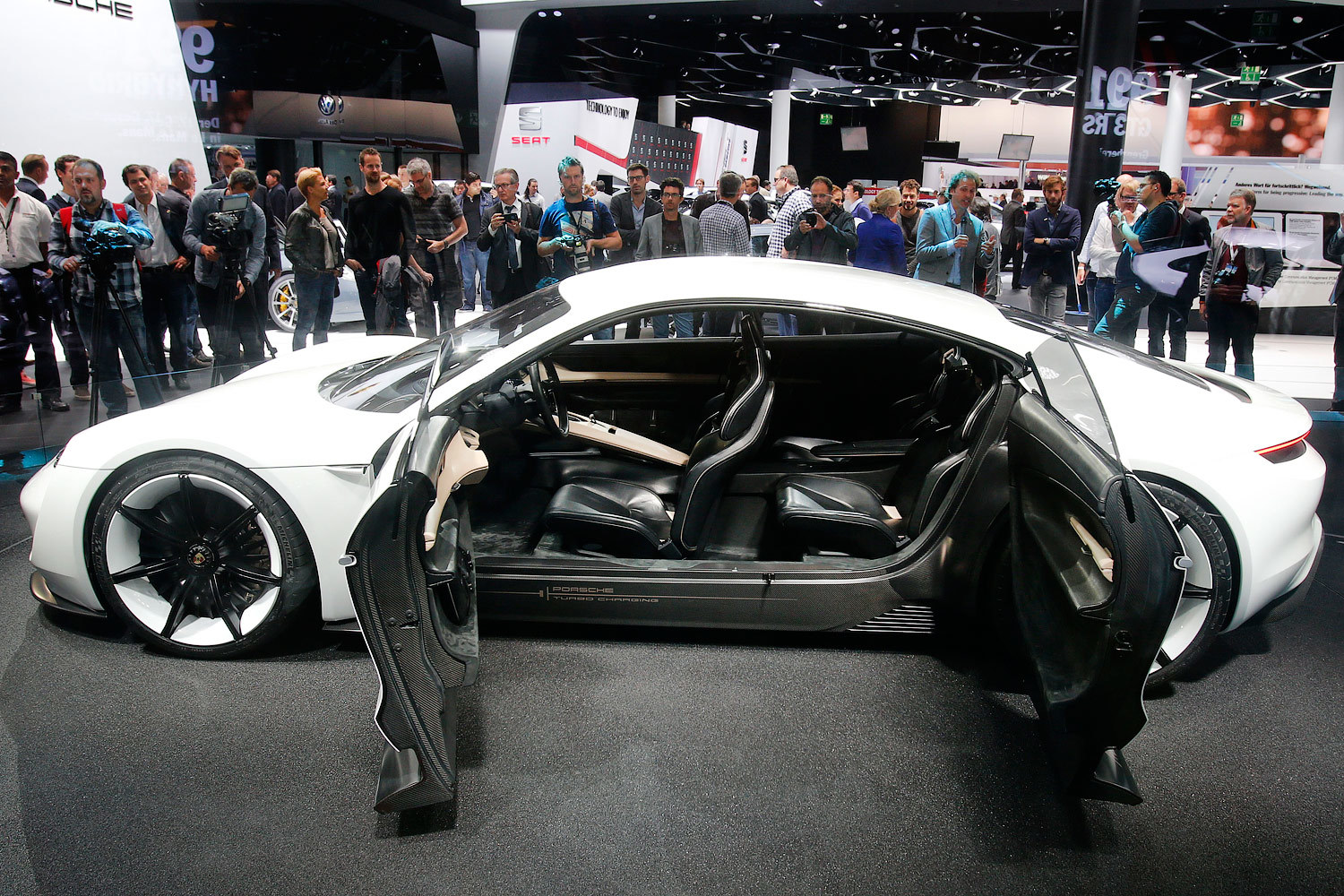 Кузов четырехдверного концепта Porsche Mission E с распашными дверями без центральной стойки сделан из алюминия, стали и карбона